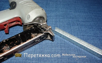 Наш инструмент для ремонта мягкой мебели Фото нашего степлера для скобы