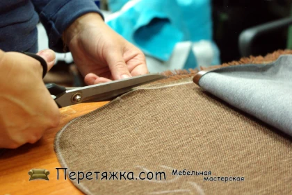 Вырезаем деталь нового чехла для мебели Фото как наш закройщик кроит деталь для новой обивки