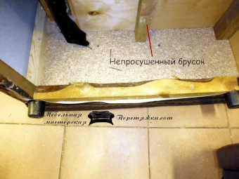 Фото основания дивана, изготовленного из непросушенного бруска и горбля